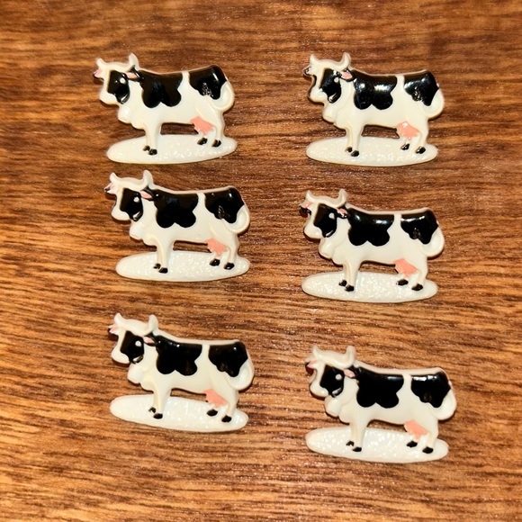 6 Cow Shaped Sewing Buttons Plastic Farm Animals - Picture 1 of 4